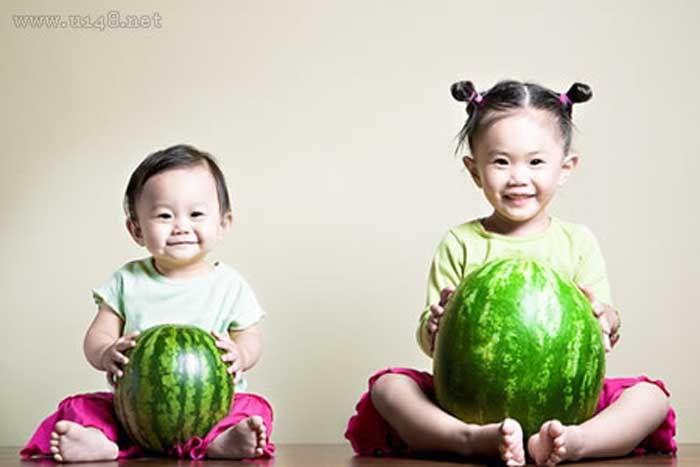 sister and fruits