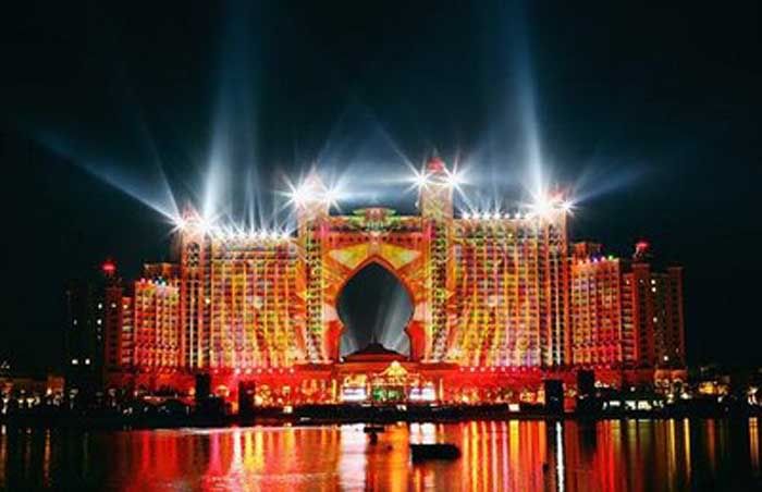 atlantis jumeirah hotel in dubai at night