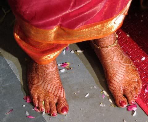 feet of the bride divya gaurav 241108