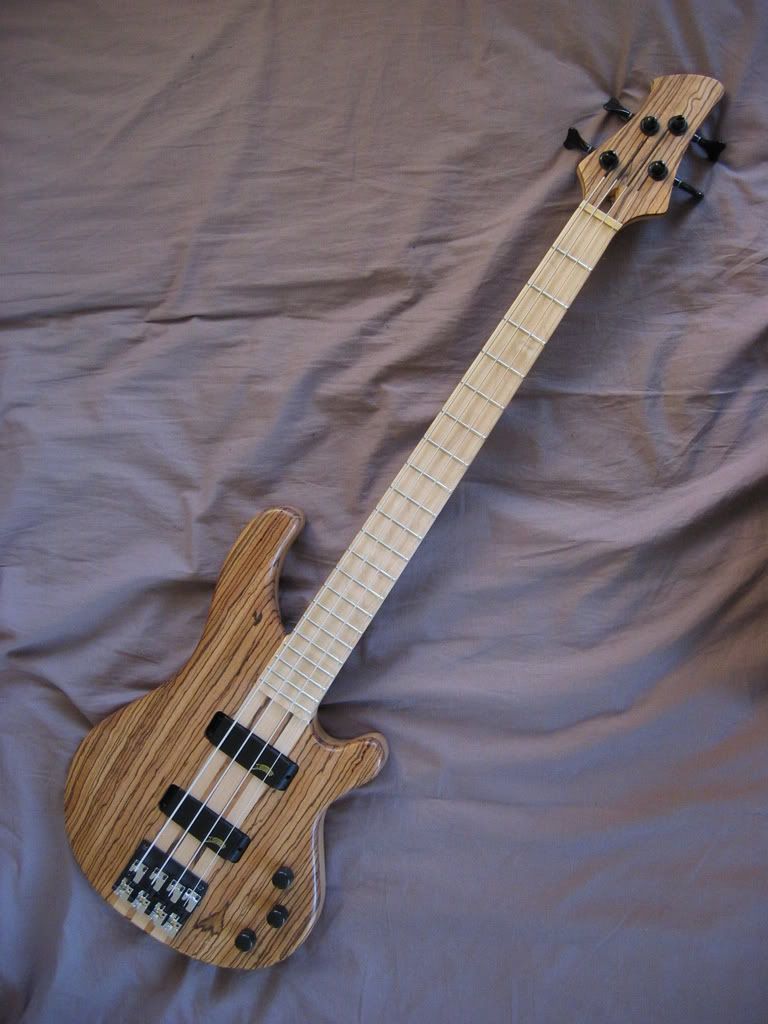 http://i297.photobucket.com/albums/mm218/diiemsii/mustatnabut1.jpg