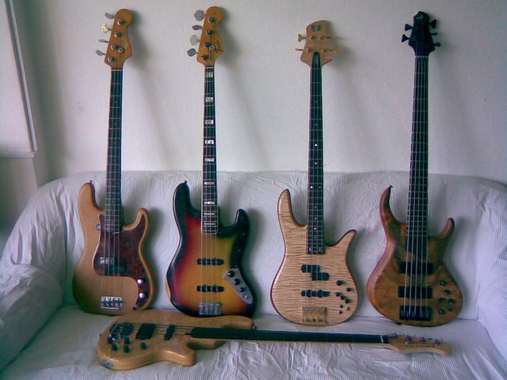 http://i297.photobucket.com/albums/mm225/Basdyret/Old%20basses/Family_3.jpg
