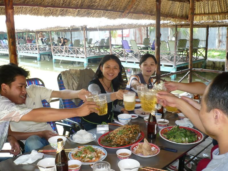 Ai giúp em hồ câu này với