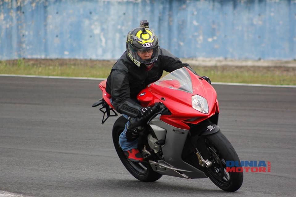 Test Ride MV Agusta F3 675 Superbike | Inside Helmet