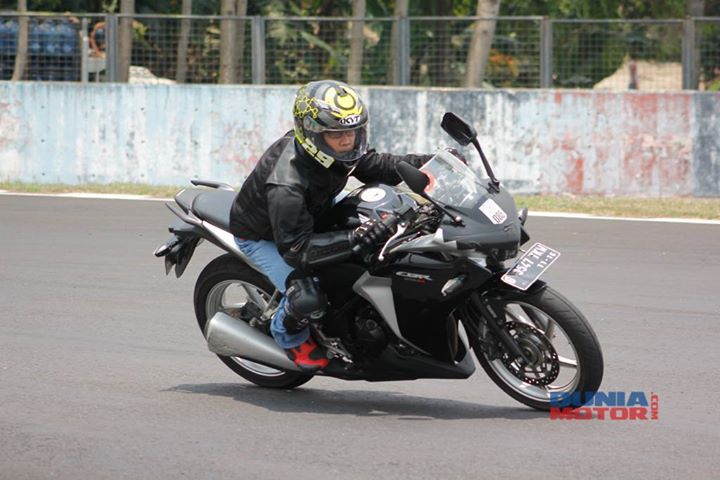 Honda CBR250R Cornering di Sentul Sirkuit | Inside Helmet