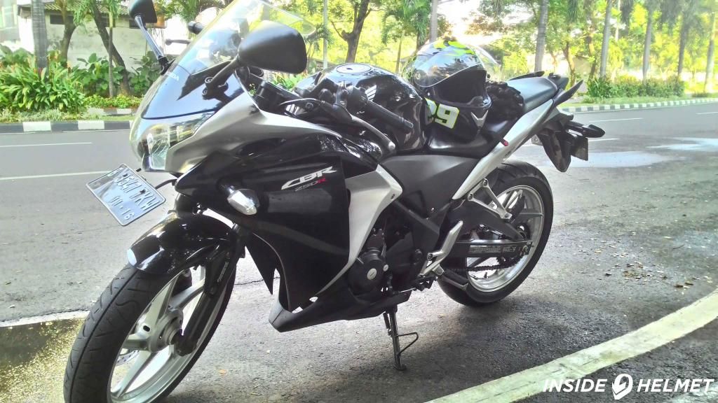 Honda CBR250 2011 Warna Hitam Helm KYT Vendetta 2