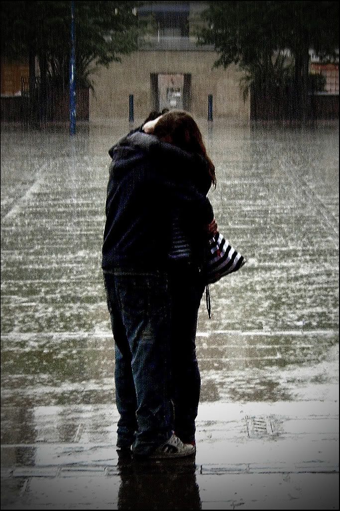 love-picture-hug-couple-rain.jpg image by anahata7