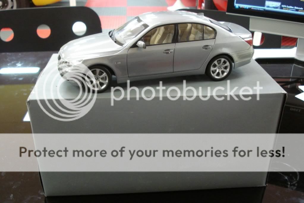 BMW Factory Box BMW 5 Series E60 Gray 118 scale  